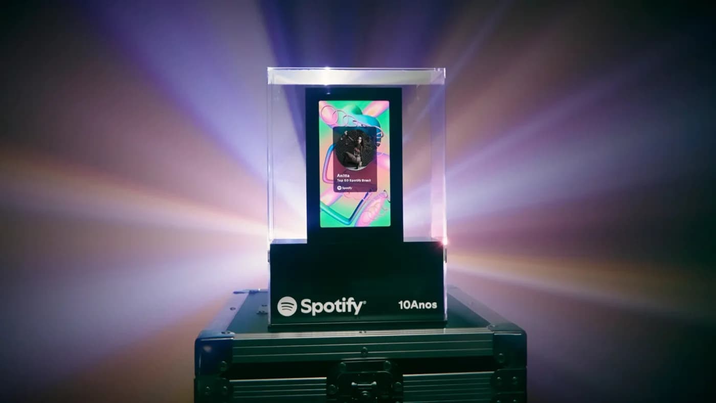 Spotify Bloco Awards trophy: a screen inside a lit acrylic case on a Spotify flight case