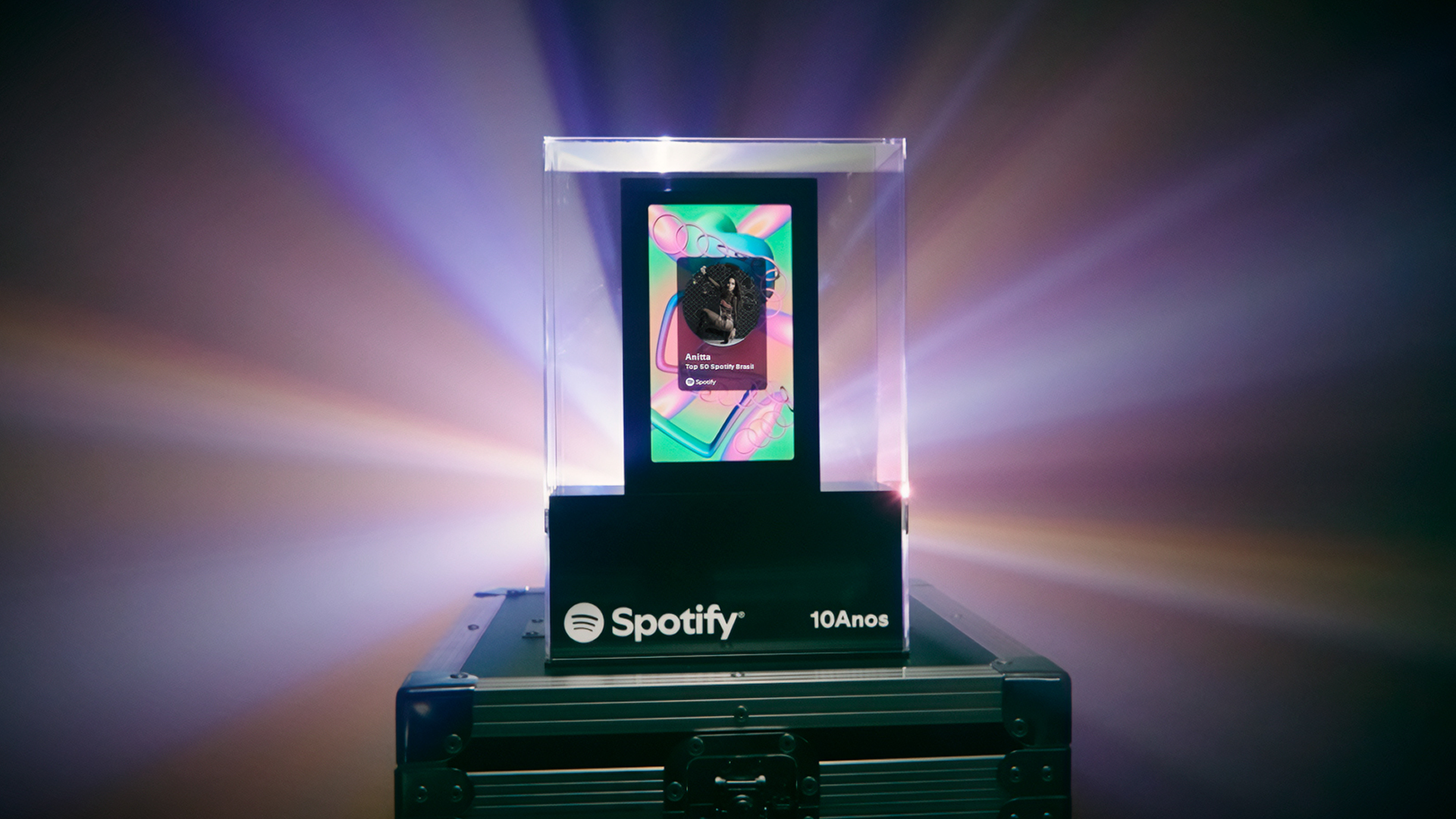 Troféu do Spotify Bloco Awards: uma tela dentro de uma caixa acrílica iluminada sobre um case da Spotify