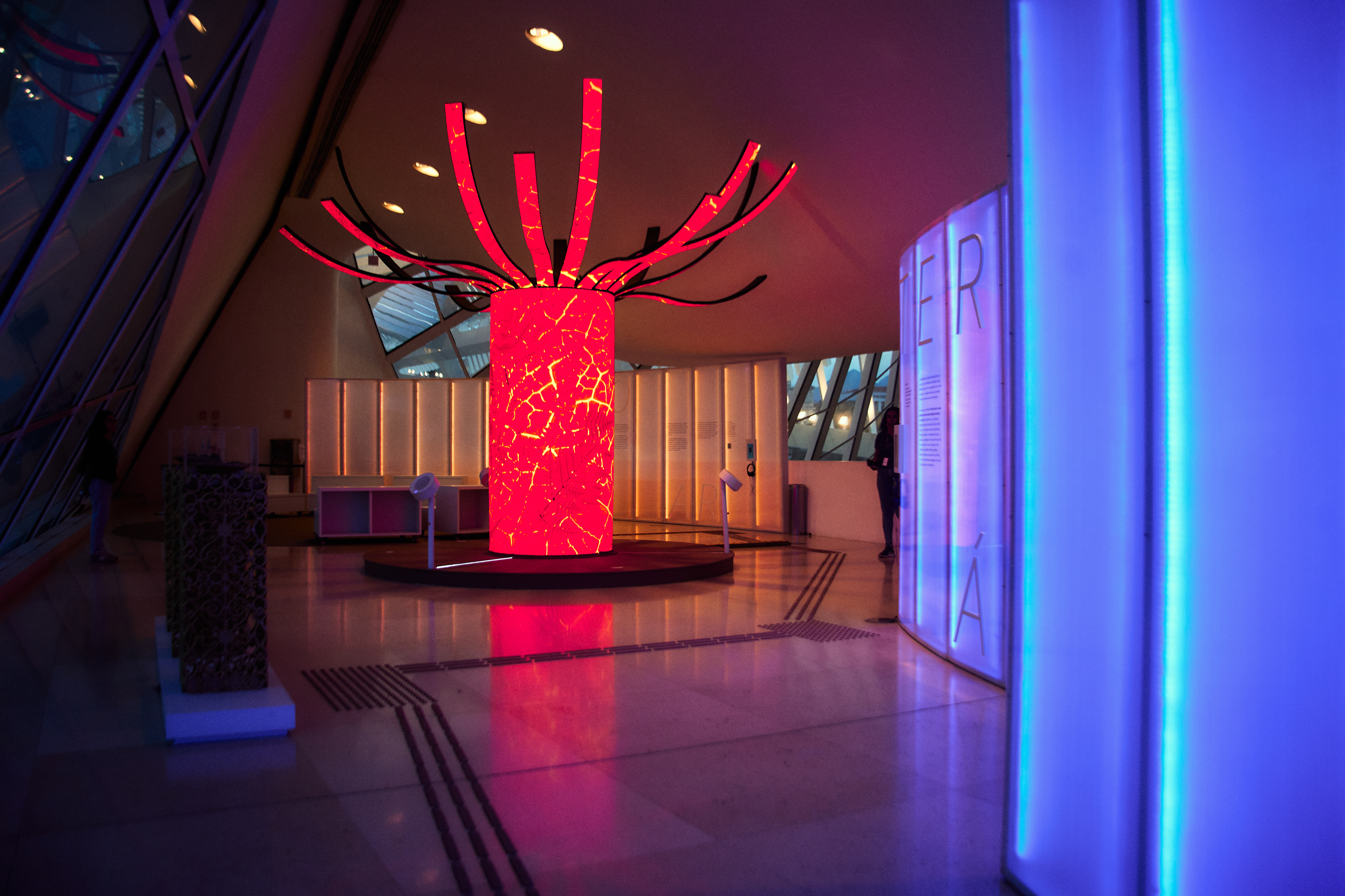 Sala revestida de LED no Espaço de Inovação do Museu do Amanhã, com um portal de luz interativo